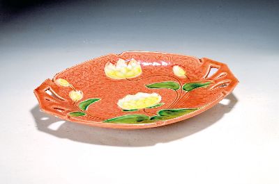 Jugendstilschale, Villeroy & Boch, Schramberg, um 1900, Modellnr. 1615, heller Scherben, farbig glasiert, Reliefzier mit Seerosen, l. Glasurfehler, ...