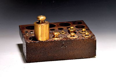 Gewichtssatz im Holzkasten, 19.Jh., 12 (von 13) Gewichten: 2g bis 1kg, Holzkiste 11x24x9 cm