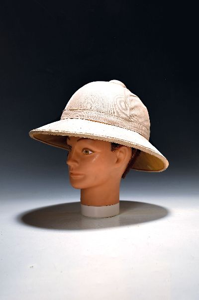 Tropenhelm, Milanini, Marseille, Frankreich, Anfang 20.Jh., Korkkorpus mit Leinenbezug, dieser l. beschmutzt, Ledereinsatz und Gurt, ...