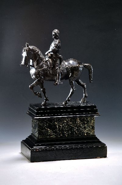 Reiterstandbild des Bartolomeo Colleoni, nach Andrea del Verrocchio, um 1900, Bronze schwarz patiniert, schwerer Postamentsockel aus verschiedenen ...
