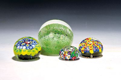4 Paperweights, 3x Murano, Italien, 1 x La Vida, 20.Jh., farbloses Glas mit Murrine -Einschmelzungen, H. 2-7 cm