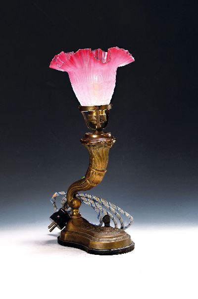 Tischlampe, wohl Frankreich, 20.Jh., Korpus aus Buntmetallblech, floraler Pressglasschirm in weiß-rot, 1 Brennstelle, Elektrifizierung nicht ...