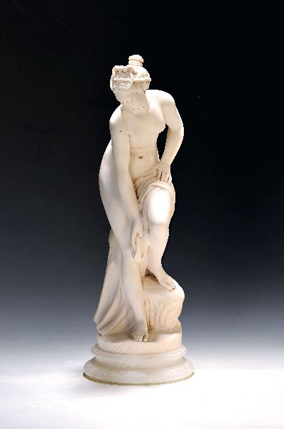 Prof. Giuseppe Bessi (1857-1922), Gipsguss -Skulptur auf Alabasterplinthe, Badende Venus nach Christophe Gabriel Allegrain, signiert, H. 43cm