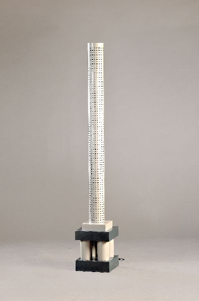 Design-Stehleuchte, Entwurf Mattheo Thun Bieffelplast, Entwurf 1985, Ausführung Bieffelplast, ca. 25-30 Jahre alt, Modell Chicago Tribune, ...