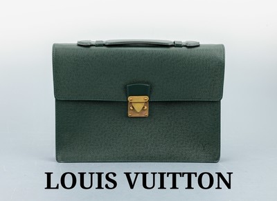 LOUIS VUITTON Aktentasche, "Serviette Kourad", grünes Taiga Leder, Monturen verg., 1 Tragegriff, innen grünes Veloursleder, ca. 36 x 27 x ...