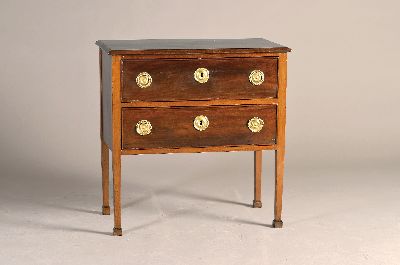 Kleine Louis-Seize-Kommode, wohl Frankreich, um 1780, Mahagoni z.T. furniert, zwei Schubladen, Messingbeschläge, ca. 74 x 73 x 40.5 cm, EZ 2-3