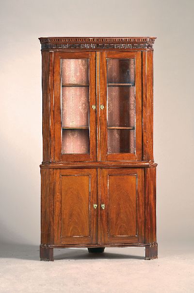 Eckschrank, Biedermeier, norddeutsch, um 1820, Mahagoni massiv, z.T. Furnier, zweiteilig, Unterteil zweitürig mit Einlegeboden, Schloss defekt, ...