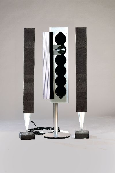 Bang & Olufsen, Beosound 9000, nach 1996, CD-Spieler und zwei Aktivlautsprecher, Entwurf David Lewis, für 6 CDs, Funktion nicht geprüft, H. ca. 128 ...