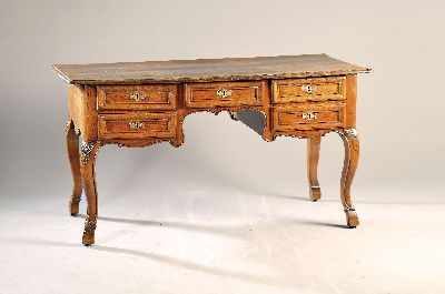 Barock-Schreibtisch, deutsch, um 1760, Eichemassiv, fünf Schubladen, geschwungenen Beine, rückseitig mit Schubladenblender, schöne Patina, fünf ...