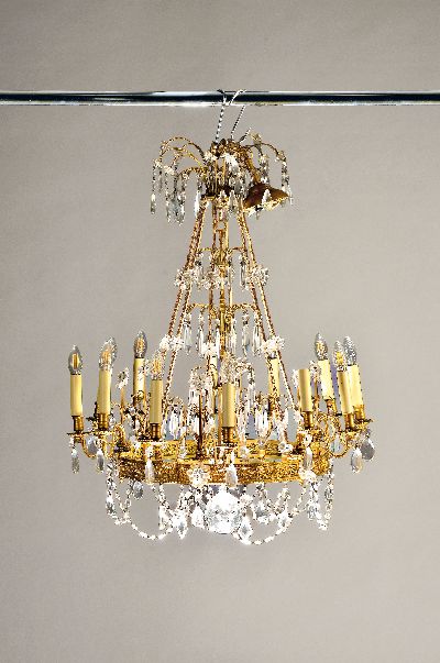 Großer Deckenleuchter/Lüster, Belle Epoque, um 1870/80, Messing vergoldet, mit reichem Glasgehänge von Tropfen, Sternen u. Blumen etc., 12 ...