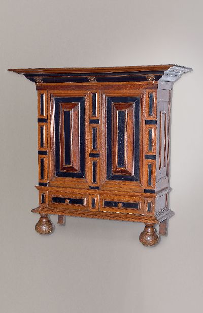 Barockschrank, Niederrhein, um 1700, Eiche massiv, z.T. furniert, z.T. Palisanderfurnier, z.T. ebonisierte Furniere, aufgesetzte Kissen und ...