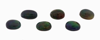 Lot 6 lose Schwarzopale, zus. ca. 19.07 ct, ovale Cabochons in versch. Größen