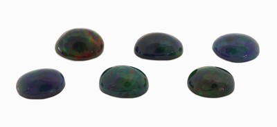 Lot 6 lose Schwarzopale, zus. ca. 18.07 ct, ovale Cabochons in versch. Größen