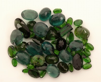 Lot lose Turmaline und Tsavorithe, zus. ca. 50.60 ct, versch. Farben, Schliffformen und Größen
