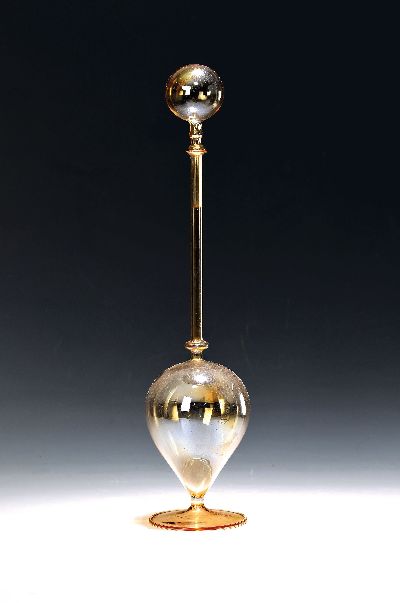 Feine Karaffe, wohl Murano, Italien, 20.Jh., farbloses Glas, gelb-lüstrierende Irisschicht, mit Stopfen, H. 41 cm