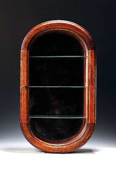 Ovale Schauvitrine, Anfang 20.Jh., Nußbaum, verglaste Tür, innen 3 Glaseinlegeböden, 60x35x10 cm, Wandaufhängung, Alterssp.
