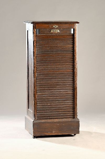 Rolladenschrank, Anfang 20.Jh., Eiche dunkel gebeizt, Lamellenfront, Innenaufteilung mit offenen Schüben, 1 Schlüssel, 117x50x43 cm, EZ 2