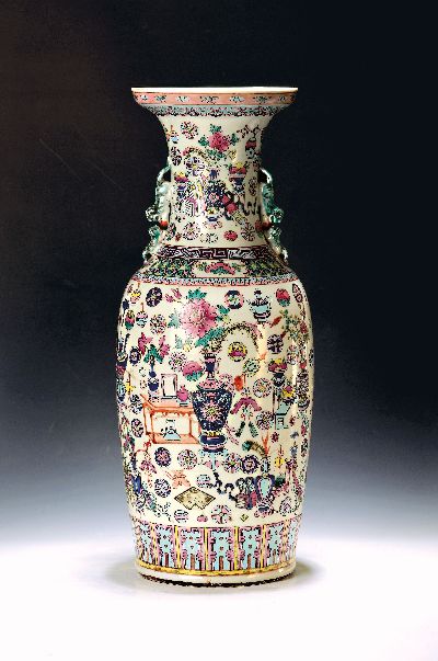 Bodenvase, China, Tongzhi bzw. um 1860-70 , Porzellan, umlaufend bunt bemalt mit Vasen und anderen Glückssymbolen, H. ca. 61cm, Zertifikat der China ...