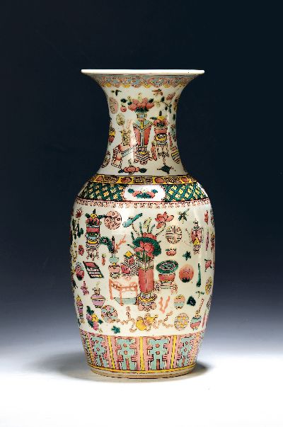 Vase, China, Tongzhi bzw. um 1860-1870, Porzellan, umlaufend bunt bemalt mit Hähnen, Päonien und anderen Glückssymbolen, H. ca. 44cm, Zertifikat ...