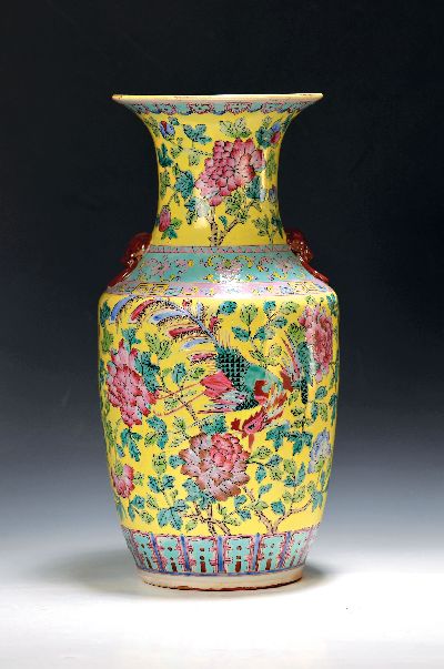 Vase, China, um 1860-1870, Porzellan, umlaufend gelbgrundiger Dekor mit Päonien und Pfauen, H. ca. 43cm, Zertifikat der China national Arts & Crafts ...