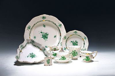Kaffee-Service, Herend/Ungarn, Dekor Apponyi, 8 Tassen mit Untertassen, 8 Kuchenteller, 4 Bechertassen, Sahnegießer, Milchkännchen, kl. Vase, ...