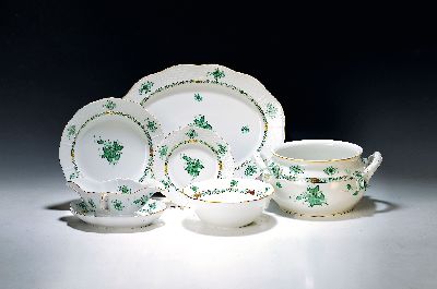 Speiseservice, Herend Ungarn, Dekor Apponyi grün, 10 flache und 10 tiefe Teller, 6 Dessertteller, 2 Beilagenschüsseln, 2 ovale Platten, 2 ovale ...