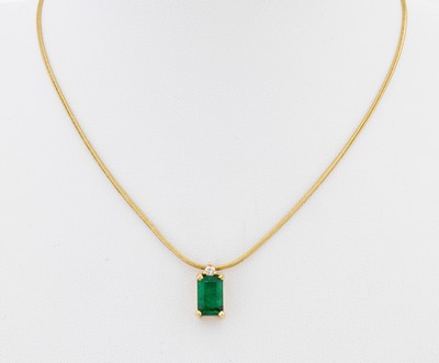18 kt Gold Smaragd-Brillant-Anhänger, GG 750/000 gepr., Smaragd im Treppenschliff ca. 1.30 ct, 1 Brillant ca. 0.07 ct Weiß/vvs, an Kette, GG ...