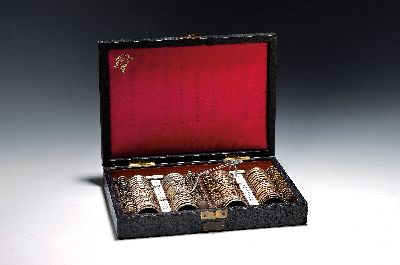 Probierbrillenkasten, Optische Werkstätte Christian Erbe, Tübingen, 2.Hälfte 19.Jh., sortiert nach konkaven und konvexen Linsen, je als Pärchen ...