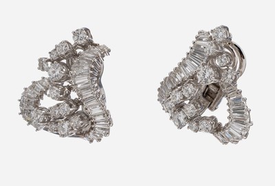 Paar 18 kt Gold Diamant-Ohrclips, WG 750/000, ausgefallene Formgebung, Brillanten und Diamantbaguettes zus. ca. 7.00 ct feines Weiß/vvs-si, ca. ...