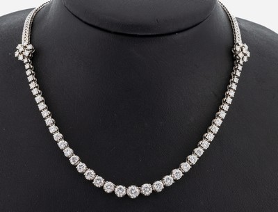 18 kt Gold Brillant-Collier, WG 750/000, Mittelteil bes. mit 55 Brillanten zus. ca. 8.50 ct feines Weiß-Weiß/vvs-si, L. ca. 44 cm,Kastenschloss ...