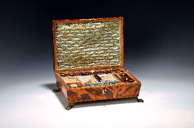 Nähkästchen, Frankreich, 19. Jh., Holzkorpus mit Schildpattmantel, reiche Inneneinrichtung z.T. aus Bein, vier Klauenfüße Bronze, ca. 10x25x19cm