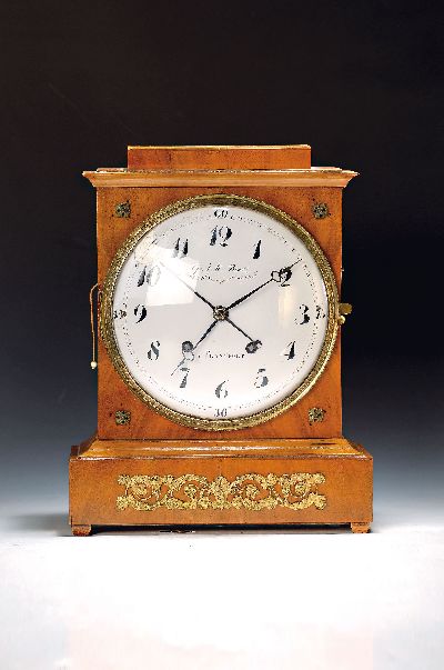 Biedermeieruhr, Frankfurt, um 1810/20, Obstholzfurnier, Eckverzierungen sek., stark gewölbter großer Glasdeckel, Emailzifferblatt (mehrfach ...
