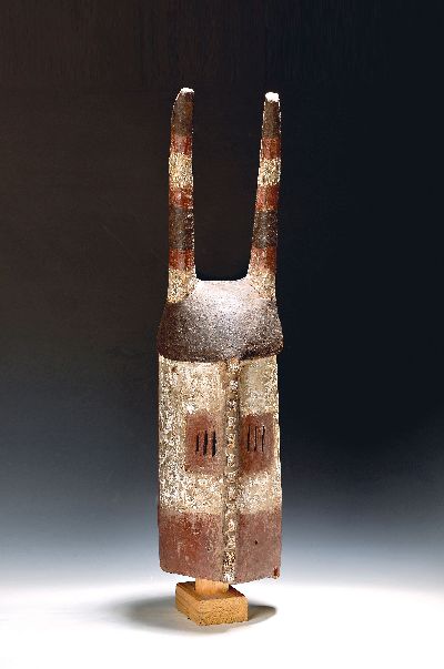 Gesichtsmaske, Mossi, Burkina Faso, 20.Jh., Holz geschnitzt mit weißer und roter Kaltbemalung, zoomorphe Form in Anlehnung an einen Büffel, ...