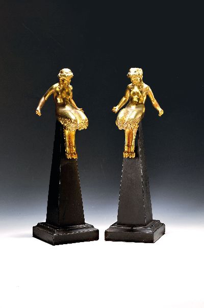 Paar Karyatiden, Frankreich, um 1900, Bronze poliert, auf ebonisierten Obelisken montiert, Gesamth. ca. 40cm