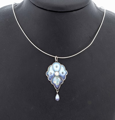 Jugendstil Email-Anhänger, um 1900, 925er Silber, feines Email in versch. Blau- und Türkistönen (Fehlstellen), bewegl. Abhängung, Halbperlchen, ...