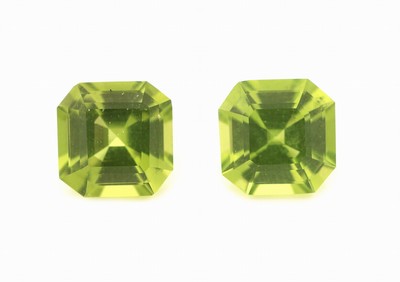 Lot 2 lose Peridots, zus. ca. 3.35 ct, Kissenschliff, 1 x 1.66 ct, 1 x 1.69 ct