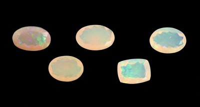 Lot 5 lose Opale, zus. ca. 11.8 ct, 4 x ovalfacett., 1 x Cushion Cut