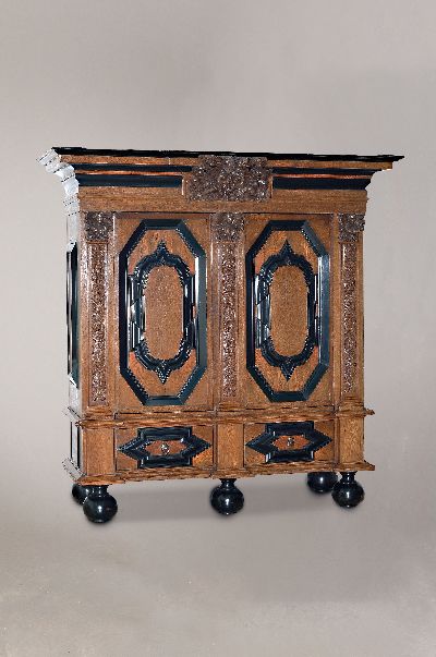 Hallenschrank, sog. "Hamburger Schapp", 18.Jh., Eiche, zweitürig, Seitenlisenen und Schlagleiste jeweils paarig mit erhabener ...