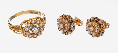 18 kt Gold Diamant-Perl-Schmuckset, GG 750/000, best. aus: 1 Ring, RW 62, und 1 Paar Ohrstecker, mittig Diamant bzw. Diamantrosen, Halbperlen, ca. ...