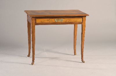 Kleiner Jugendstil Schreibtisch, Frankreich, um 1900, Majorelle, Mahagoni massiv, Deckplatte aufwendig intarsiert aus diversen Hölzern mit ...