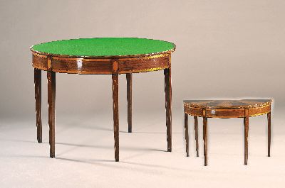 Konsolentisch-Spieltisch/Demi-Lune, norddeutsch, um 1820, Mahagoni und Ahornfurnier, aufklappbare Deckplatte auf fünf Beinen, Beine und Zarge mit ...