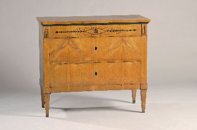 Elegante Biedermeier Kommode, wohl mitteldeutsch, um 1820, 3 Schubladen, auf hohen spitzen Füßen, Kirschbaumfurnier, Oberfläche mit alter ...