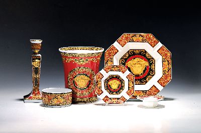 6 Zierobjekte, Versace für Rosenthal, Dekor Medusa, Porzellan, flächiger Dekor in rot, schwarz und gold, großer und kleiner oktogonaler ...