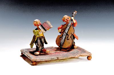 Große Wiener Bronze, musizierendes Clownpaar auf Teppich, Wiener Bronze, sign. Wasserkrug, bunt staffiert, ca. 9.5x13x10 cm