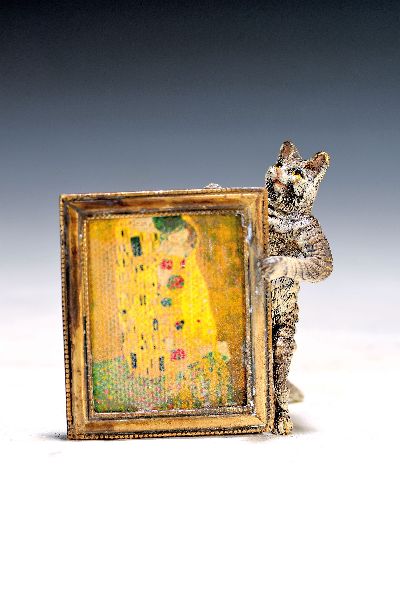 Katze mit Gemälde nach Gustav Klimt, "der Kuss", Wiener Bronze, sign. Bermann, bunt staffiert, H.ca. 6 cm