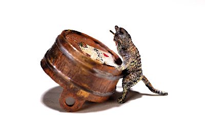 Katze mit Fass, Wiener Bronze, sign. Bermann, Katze beim Schreiben eines Liebesbriefes auf dem Fassboden, bunt staffiert, H.ca. 3.5cm