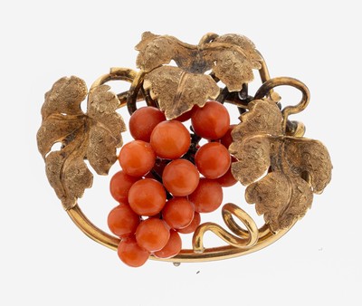 14 kt Gold Korallen-Brosche, um 1830-40, GG585/000 gepr., Weinlaubdekor, Blätter graviert, Korallenkugeln als Beeren, ca. 4.5 x4 cm, ...