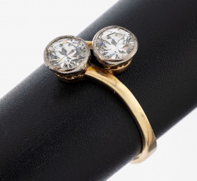 14 kt Gold Diamant-Ring, um 1910, GG 585/000, 2 in Platin gefasste Altschliff- diamanten zus. ca. 1.00 ct Weiß/si, Tragespuren, RW 59, ca. 3.2 g