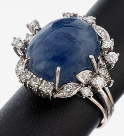 ENTFÄLLT 18 kt Gold Saphir-Brillant-Ring, WG 750/000, Saphir-Cabochon ca. 28.0 ct, 21 Brillanten zus. ca. 1.20 ct Weiß/si, RW 65, ca. 15.8 g