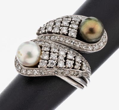 14 kt Gold Perl-Diamant-Ring, WG 585/000, 2Zuchtperlen 1 x weiß 1 x anthrazit, D. ca. 7 mm, 28 Brillanten und 52 8/8-Diamanten zus. ca. 1.10 ct ...